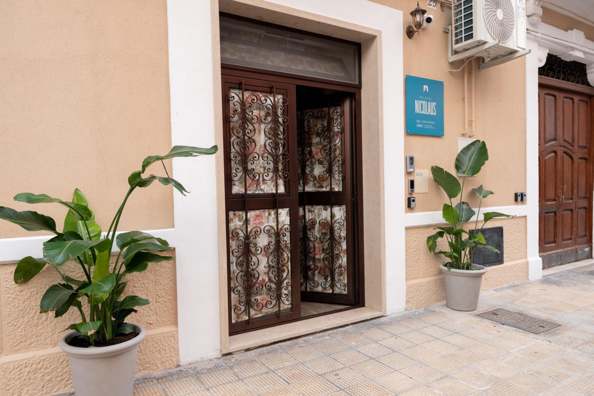 Palazzo Nicolaus Del Lungomare Bed & Breakfast Bari Exterior photo